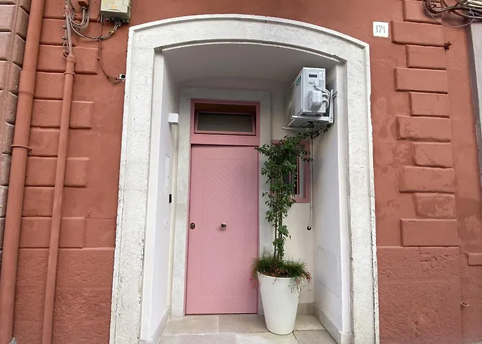 Quiet And Stylish - Bari City Center, Minutes To Station